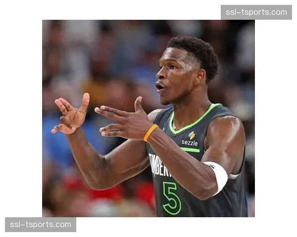 特写：爱德华兹隔扣对手后，对着客场观众做出“收声”手势